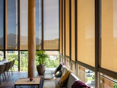 Senkrechtmarkise fuer stilvolle Fassadengestaltung von ADA-Wintergarten